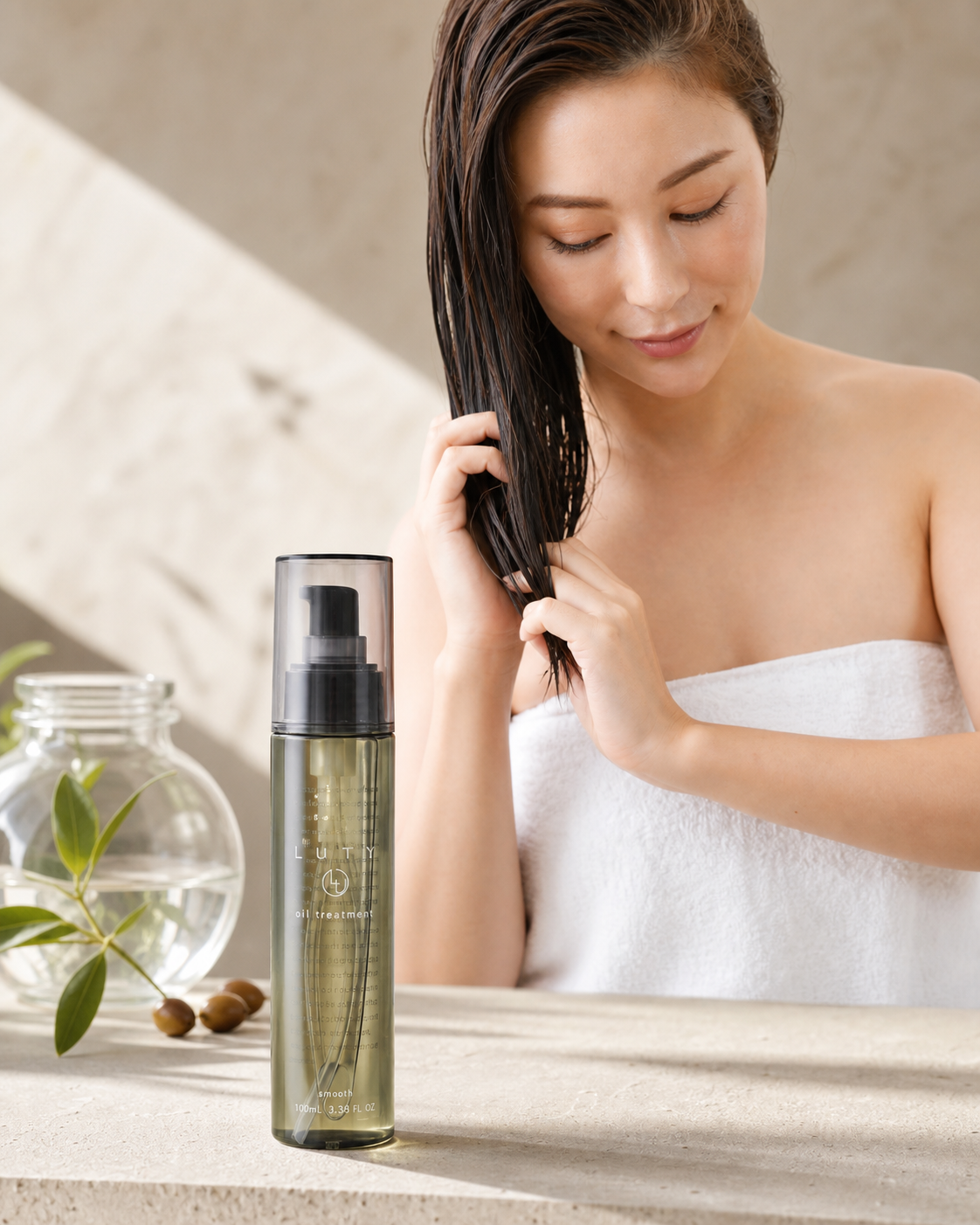 LUTYヘアオイル スムースと濡れた髪へなじませる使用イメージ